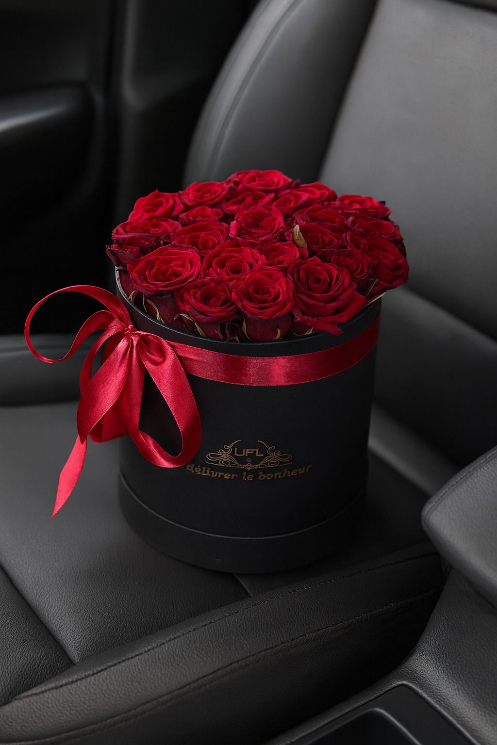 oasis, embossed box, rose (23 pcs.), packaging, ribbon