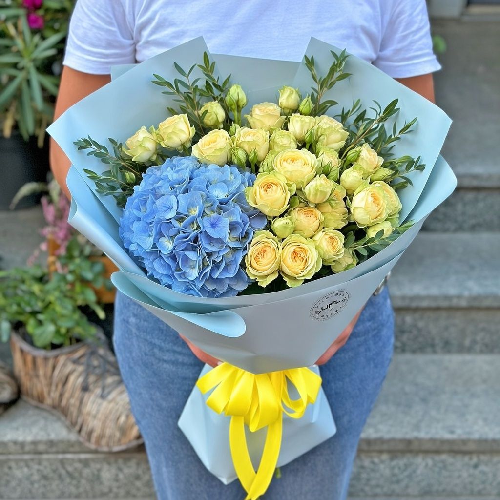 hydrangea, rose (3 pcs.), eucalyptus, packaging, ribbon