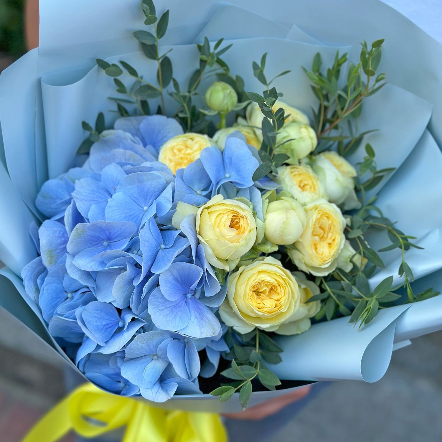 hydrangea, rose (3 pcs.), eucalyptus, packaging, ribbon