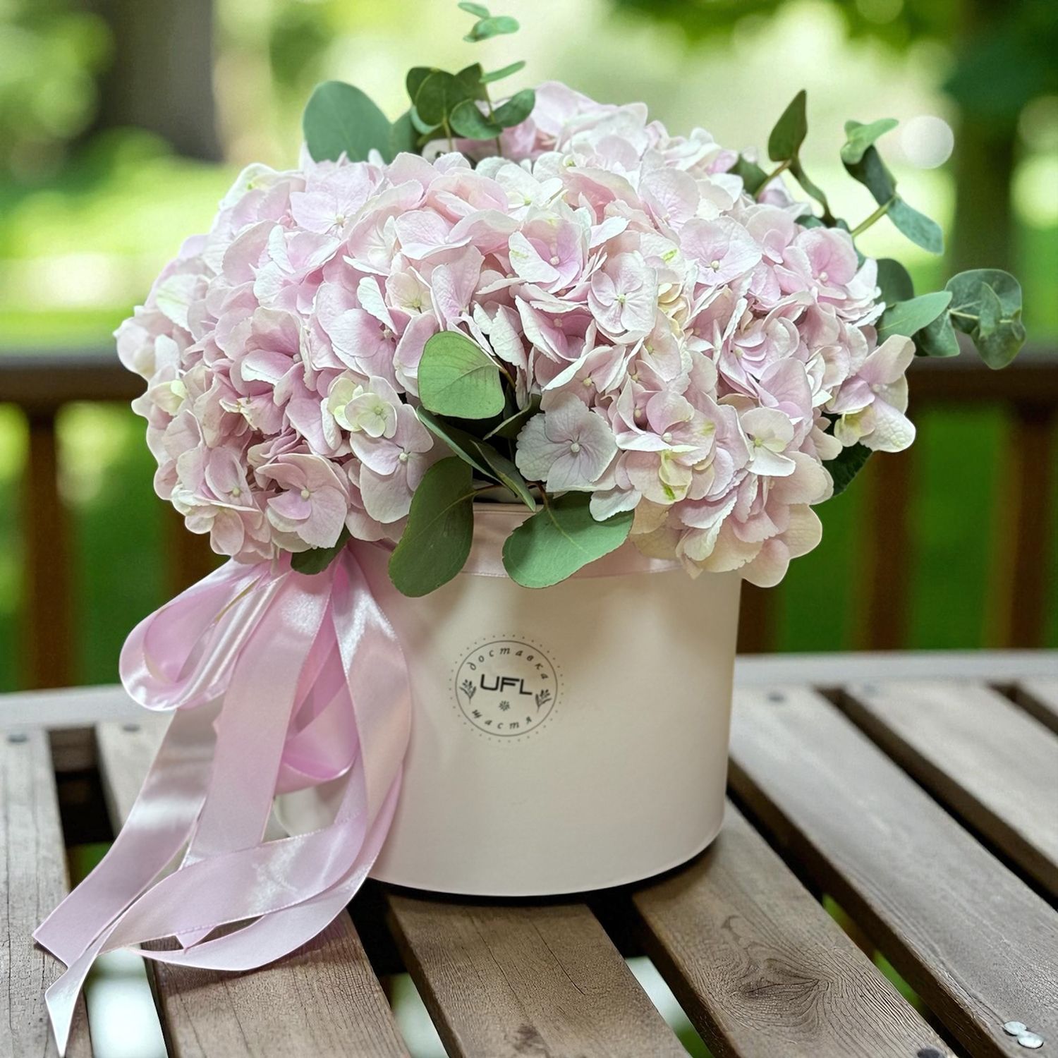 pink hydrangea, oasis, round box m 20x21cm, eucalyptus, packaging, ribbon