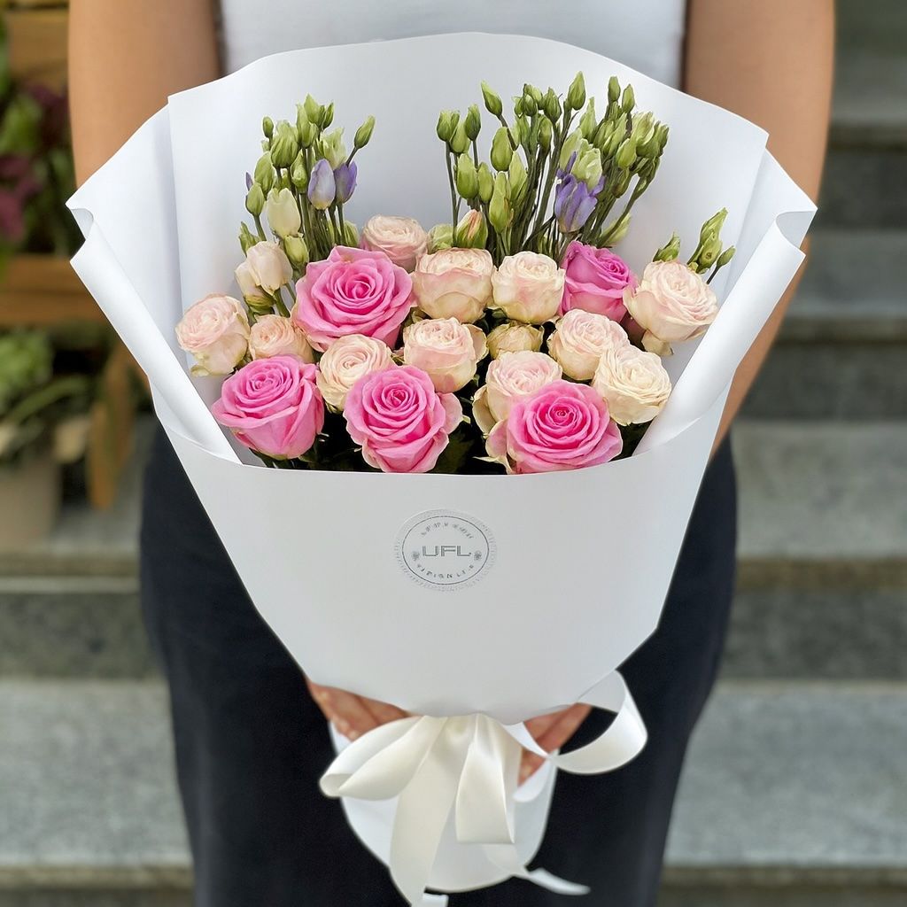 Bouquet Tender mix of roses and eustoma