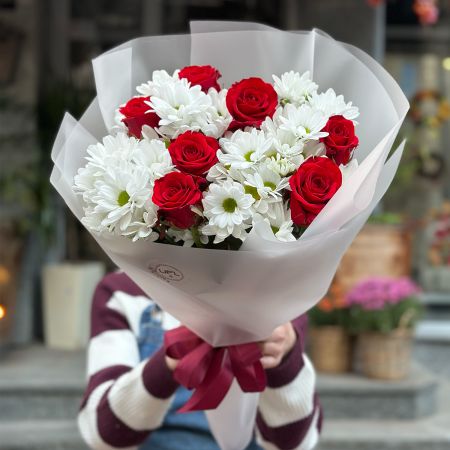 white spray chrysanthemum, red rose (7 pcs.), packaging, ribbon