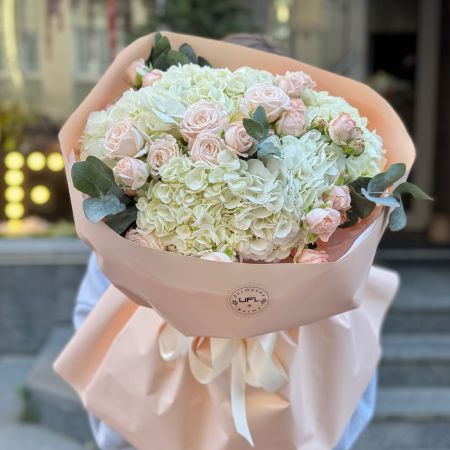 Bouquet Tender bouquet of hydrangea and roses